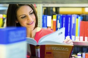In der Bibliothek lassen sich Studieninhalte nachschlagen.