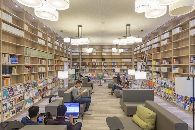 Die Bibliothek ist in zentraler Lage auf dem Campus untergebracht.