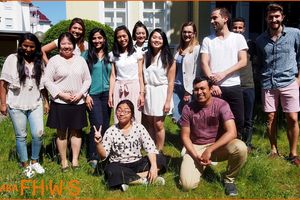 An der FHS studieren junge Menschen verschiedenster Nationen zusammen.