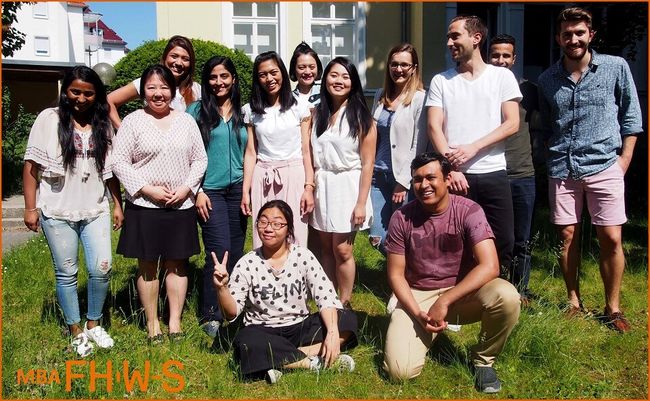 An der FHS studieren junge Menschen verschiedenster Nationen zusammen.