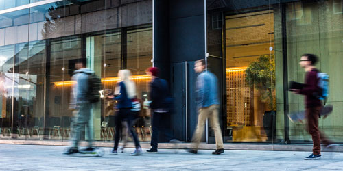 Studenten auf dem Campus einer Hochschule