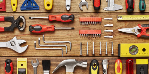 Verschiedene Werkzeuge auf Holzboden