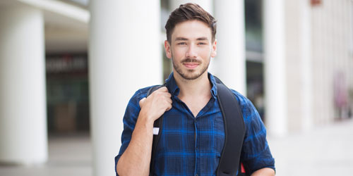 Student auf Hochschulcampus
