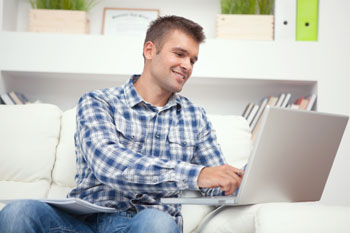 Maschinenbaustudent arbeitet am Laptop