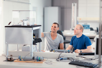 Zwei Mechatroniker bei der Arbeit