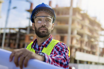 Ingenieur mit Bauhelm auf Baustelle