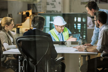 Besprechung im Büro von Ingenieuren