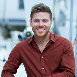 lächelnder Ingenieurwesen-Absolvent