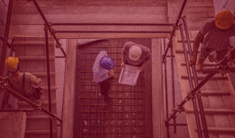 Vogelperspektive auf zwei Bauingenieure auf Baustelle