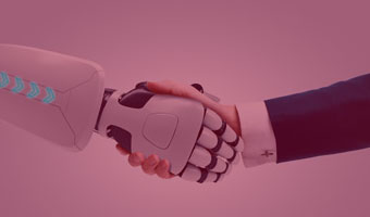 Roboterhand schüttelt Menschenhand