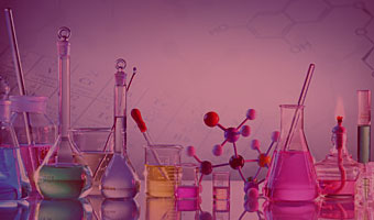 Chemische Flüssigkeiten in Reagenzgläsern und Atommodell
