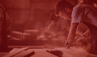 Holztechniker bearbeitet eine Holzplatte