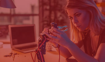 Ingenieurwissenschaften-Studentin tüftelt an einem technischen Projekt