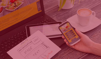 Medieninformatiker arbeitet an App-Interface