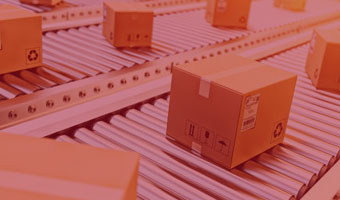 Kartons auf einem Fliessband